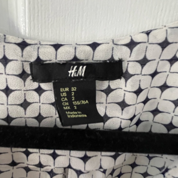 H&M Blouise - Picture 3 of 4